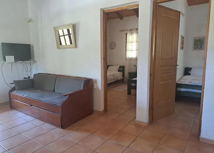 Nikos Kastro 4 *